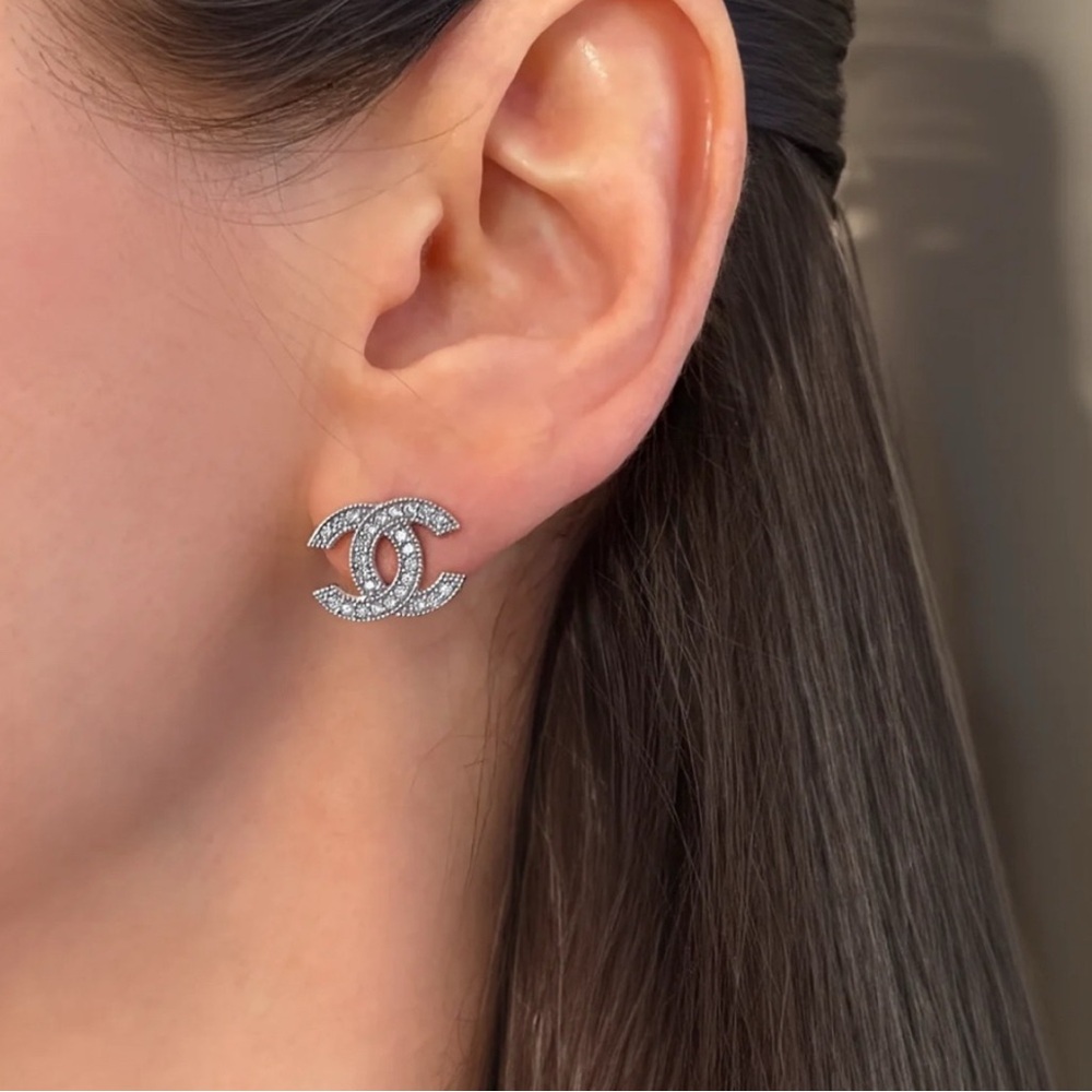 Trendy fashionable studs Earrings with crystals absolutely stunning brand new